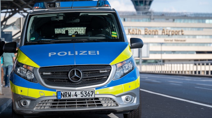 Das Foto zeigt ein Polizeifahrzeug der Landespolizei am 8. Juli 2022 vor dem Flughafen Köln/Bonn.