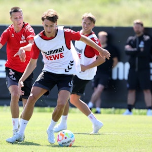 Tim Lemperle dribbelt im Training des 1. FC Köln