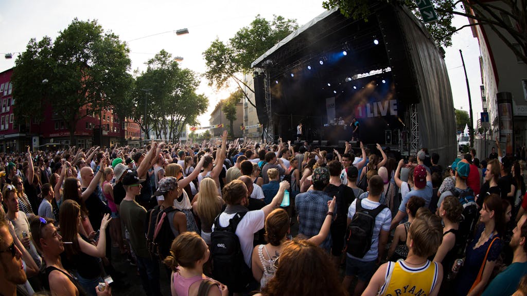 Menschenmenge feiert beim NRW-Musikfestival Bochum total.