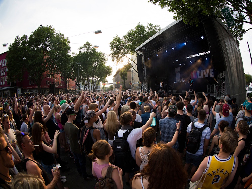 Menschenmenge feiert beim NRW-Musikfestival Bochum total.