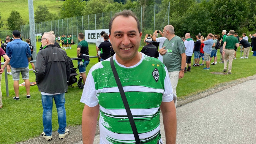 Mustafa Cetin ist Borussia-Fan und Inhaber der Kultkneipe Endlich-Treff in Mönchengladbach.