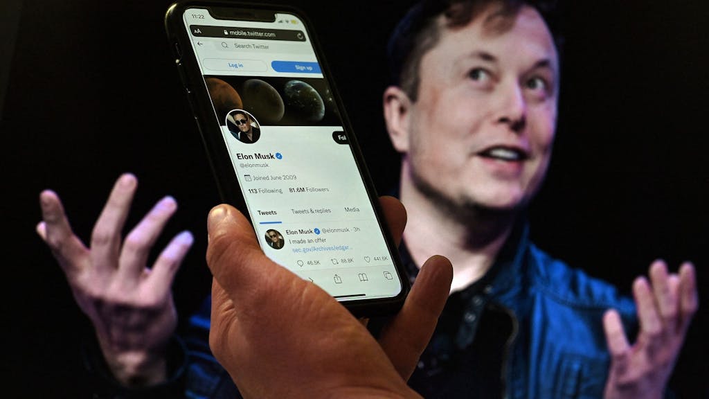 Elon Musk mit seinem blauen Häkchen auf Twitter. Das soll bald Geld kosten.