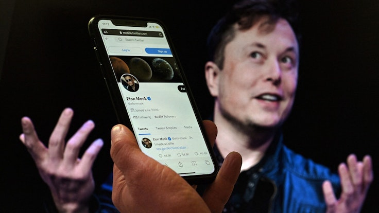 Elon Musk mit seinem blauen Häkchen auf Twitter. Das soll bald Geld kosten.