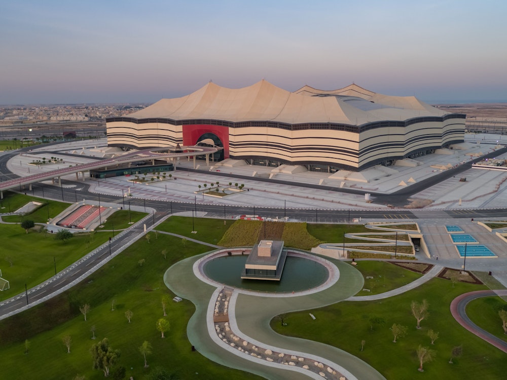 Luftaufnahme des Al Bayt Stadium in Katar.