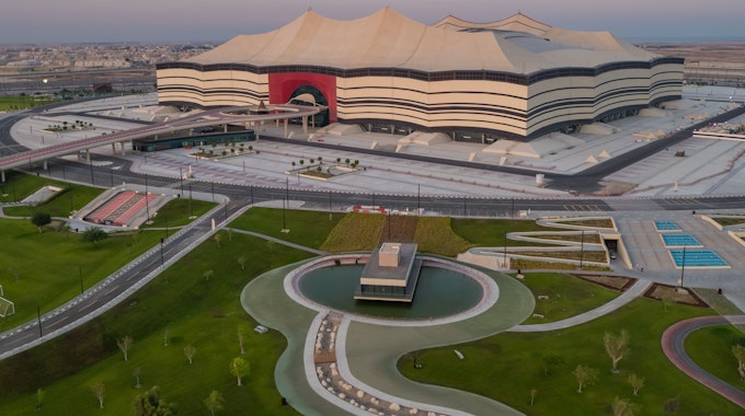 Luftaufnahme des Al Bayt Stadium in Katar.