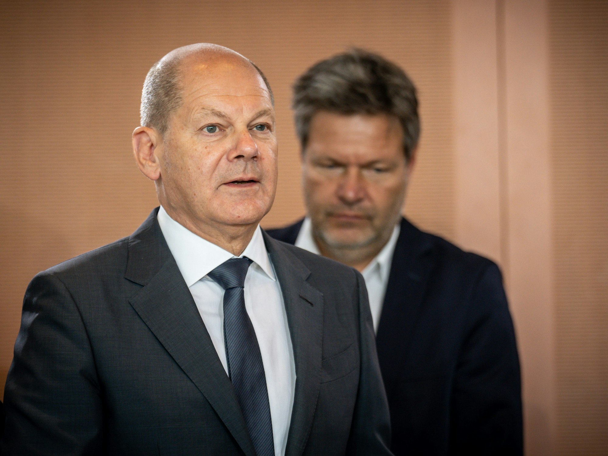 Bundeskanzler Olaf Scholz (SPD) und Wirtschaftsminister Robert Habeck (Grüne, v.l.) bereiten sich auf Mangellagen vor. Das Foto zeigt beide am 22. Juni auf dem Weg zu einer Sitzung im Kanzleramt.
