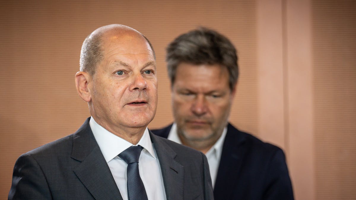 Bundeskanzler Olaf Scholz (SPD) und Wirtschaftsminister Robert Habeck (Grüne, v.l.) bereiten sich auf Mangellagen vor. Das Foto zeigt beide am 22. Juni auf dem Weg zu einer Sitzung im Kanzleramt.