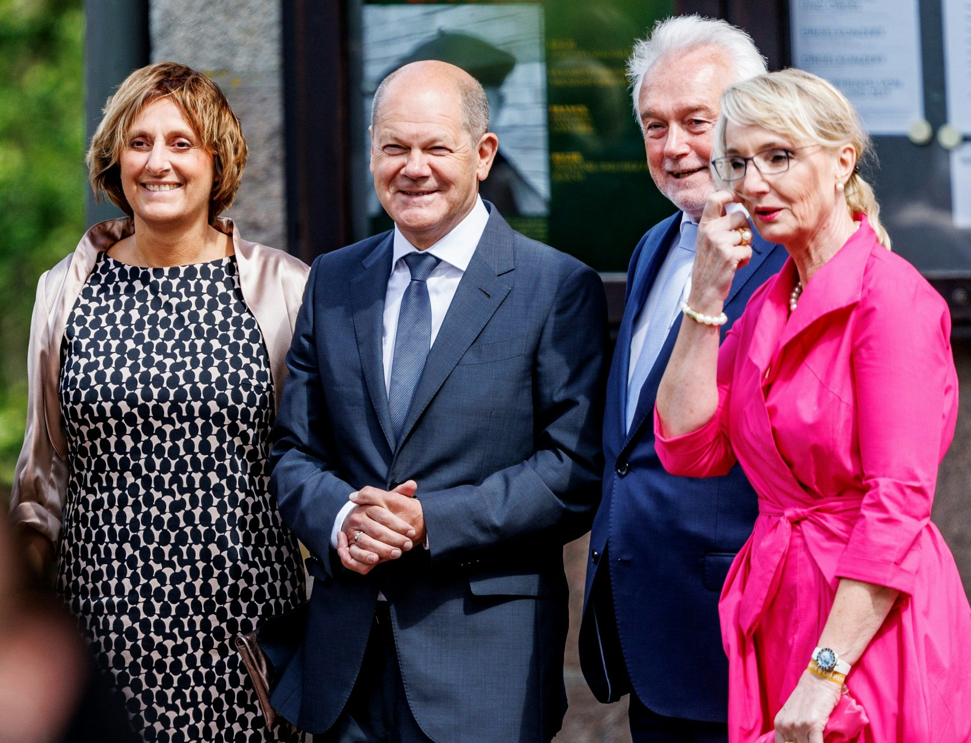 Auch Bundeskanzler Olaf Scholz (SPD, 2.v.l) und seine Frau Britta Ernst (l) sowie Wolfgang Kubicki (FDP), Bundestagsvizepräsident, und seiner Frau Annette Marberth-Kubicki waren vor Ort.