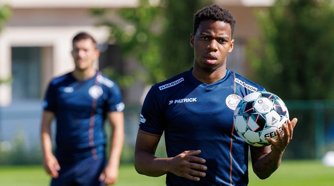 Charly Musonda hält im Training des belgischen Erstligisten SV Zulte Waregem einen Ball in der Hand