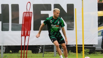 Jordan Beyer, hier am 5. Juli 2022 im Trainingslager von Borussia Mönchengladbach in Rottach-Egern, hat sich verletzt. Beyer nimmt einen Ball mit dem rechten Fuß an.