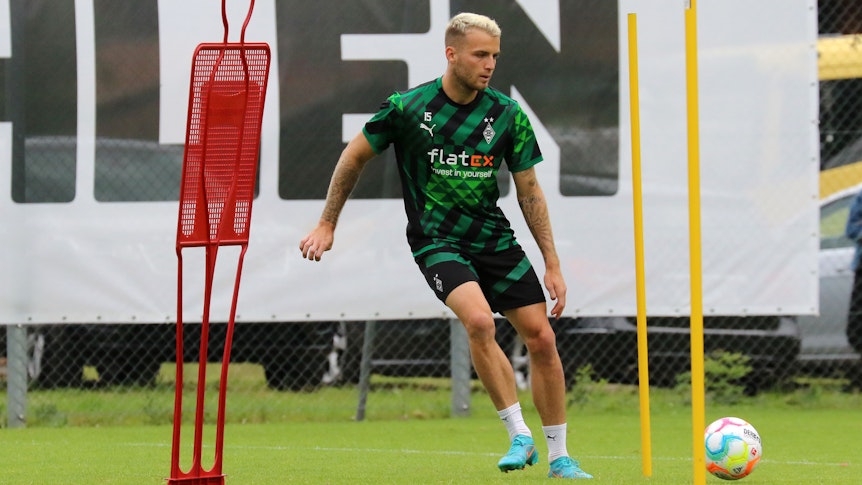 Jordan Beyer, hier am 5. Juli 2022 im Trainingslager von Borussia Mönchengladbach in Rottach-Egern, hat sich verletzt. Beyer nimmt einen Ball mit dem rechten Fuß an.