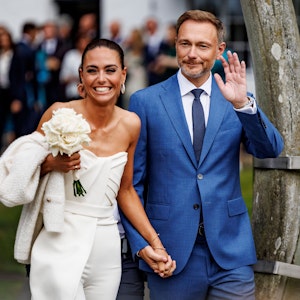 Bundesfinanzminister Christian Lindner (FDP) und seine Lebensgefährtin Franca Lehfeldt lächeln nach ihrer Hochzeit in die Kamera.