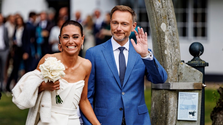 Bundesfinanzminister Christian Lindner (FDP) und seine Lebensgefährtin Franca Lehfeldt lächeln nach ihrer Hochzeit in die Kamera.