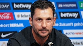 Fußball-Trainer Sandro Schwarz bei seiner ersten Pressekonferenz als Hertha-Coach.