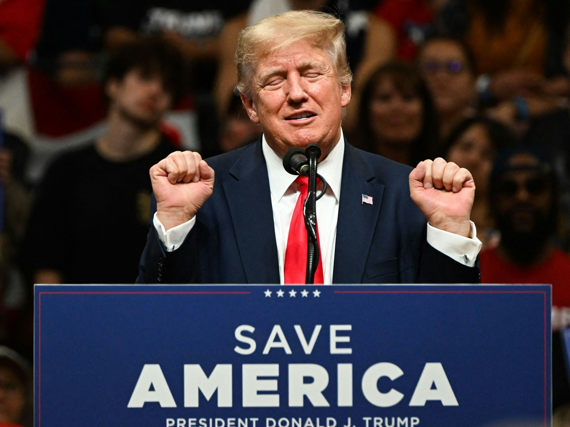 Donald Trump bei einem Wahlkampfauftritt am 9. Juli 2022 in Alaska. Der frühere US-Präsident spottet über den Klimawandel.