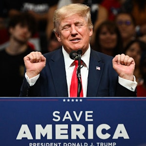 Donald Trump bei einem Wahlkampfauftritt am 9. Juli 2022 in Alaska. Der frühere US-Präsident spottet über den Klimawandel.