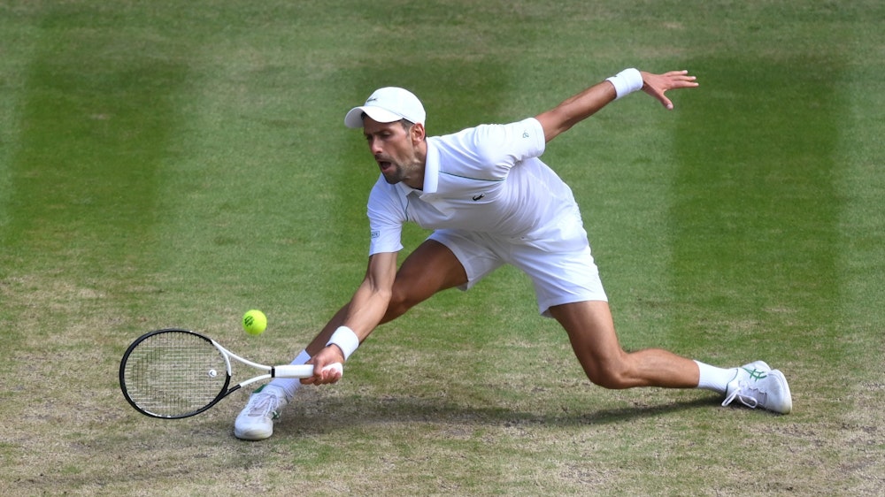 Novak Djokovic returniert einen Ball von Nick Kyrgios