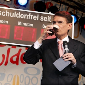 Der damalige Oberbürgermeister von Düsseldorf, Joachim Erwin (CDU), zeigt die Schuldenfrei-Uhr.