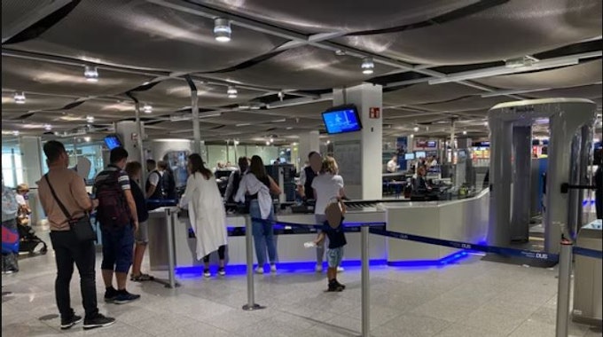 Schlange bei der Kontrolle am Düsseldorfer Flughafen – hier wurde ein zweifach gesuchter Mann (49) gefasst.