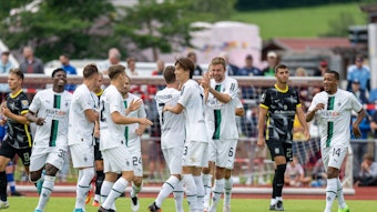 Die Mannschaft von Borussia Mönchengladbach jubelt über den Treffer zum zwischenzeitlichen 4:0 im Testspiel gegen 1860 München am 10. Juli 2022 in Rottach-Egern.