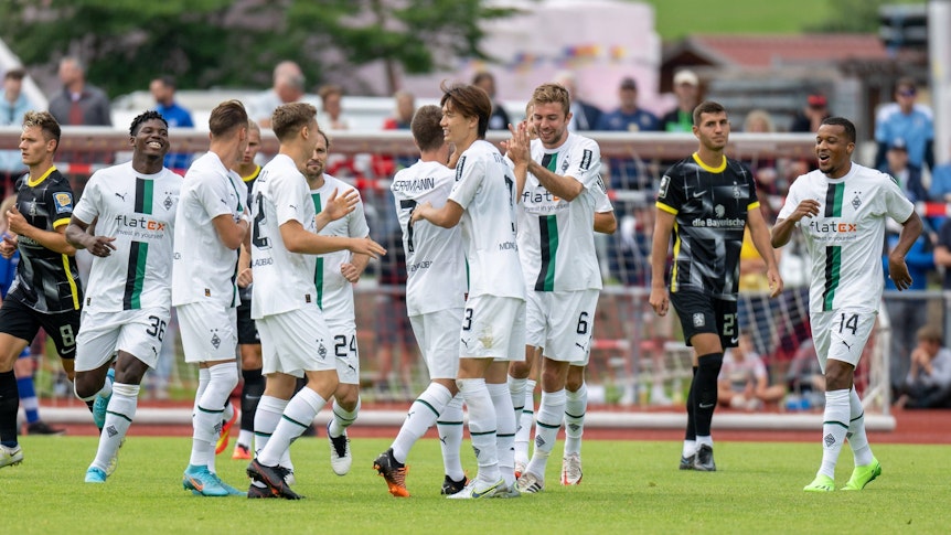 Die Mannschaft von Borussia Mönchengladbach jubelt über den Treffer zum zwischenzeitlichen 4:0 im Testspiel gegen 1860 München am 10. Juli 2022 in Rottach-Egern.
