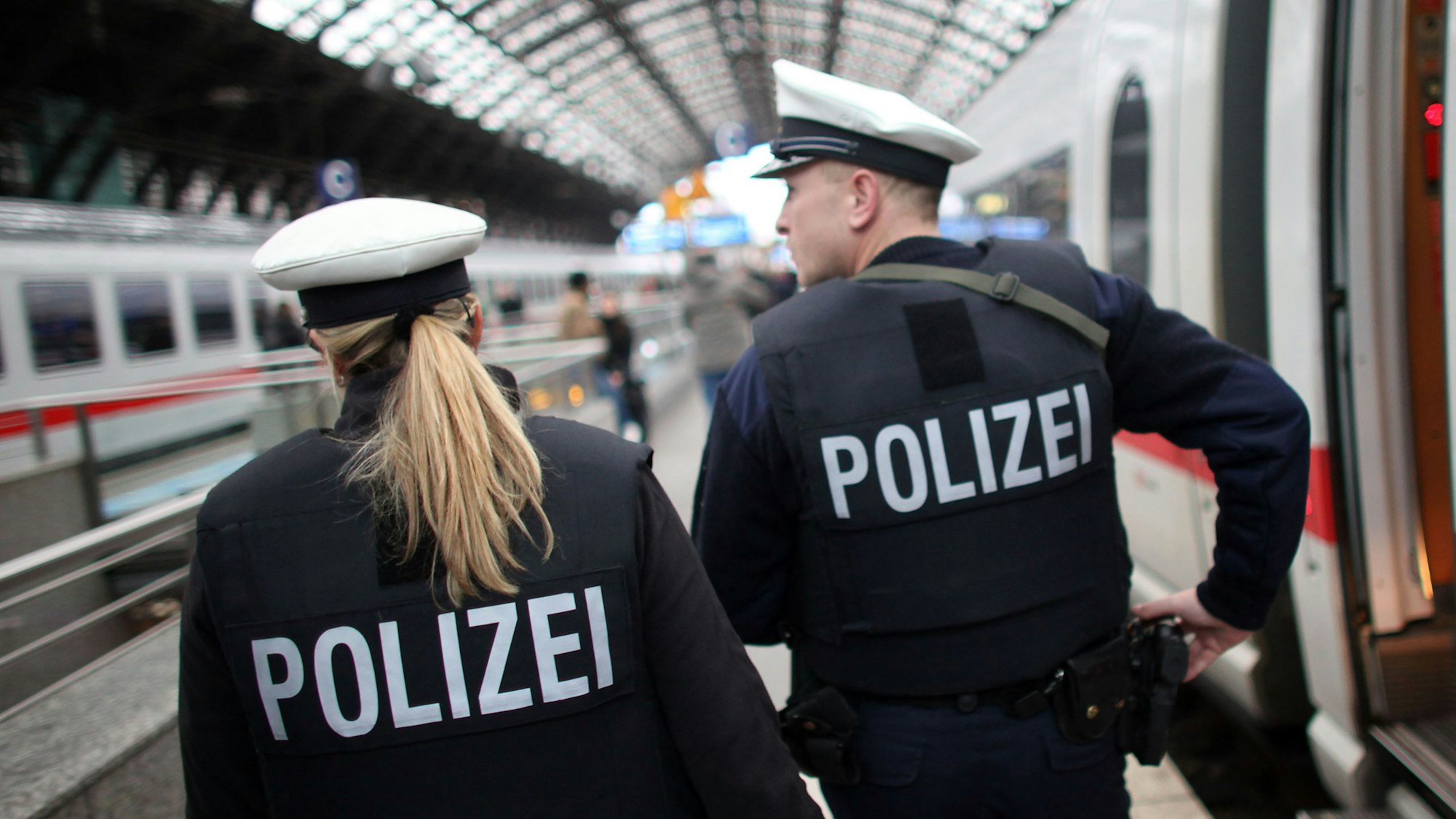 Bundespolizisten patroullieren am 17.11.2010 in Köln im Hauptbahnhof.