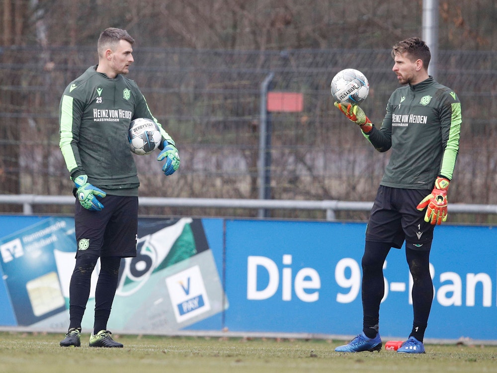 Martin Hansen mit Ron-Robert Zieler beim Training von Hannover 96.
