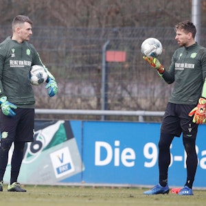 Martin Hansen mit Ron-Robert Zieler beim Training von Hannover 96.