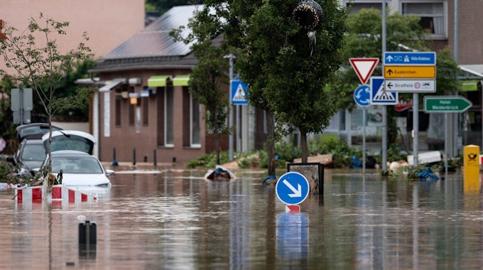 Überflutete Straße nach dem Unwetter Bernd im Jahr 2021.