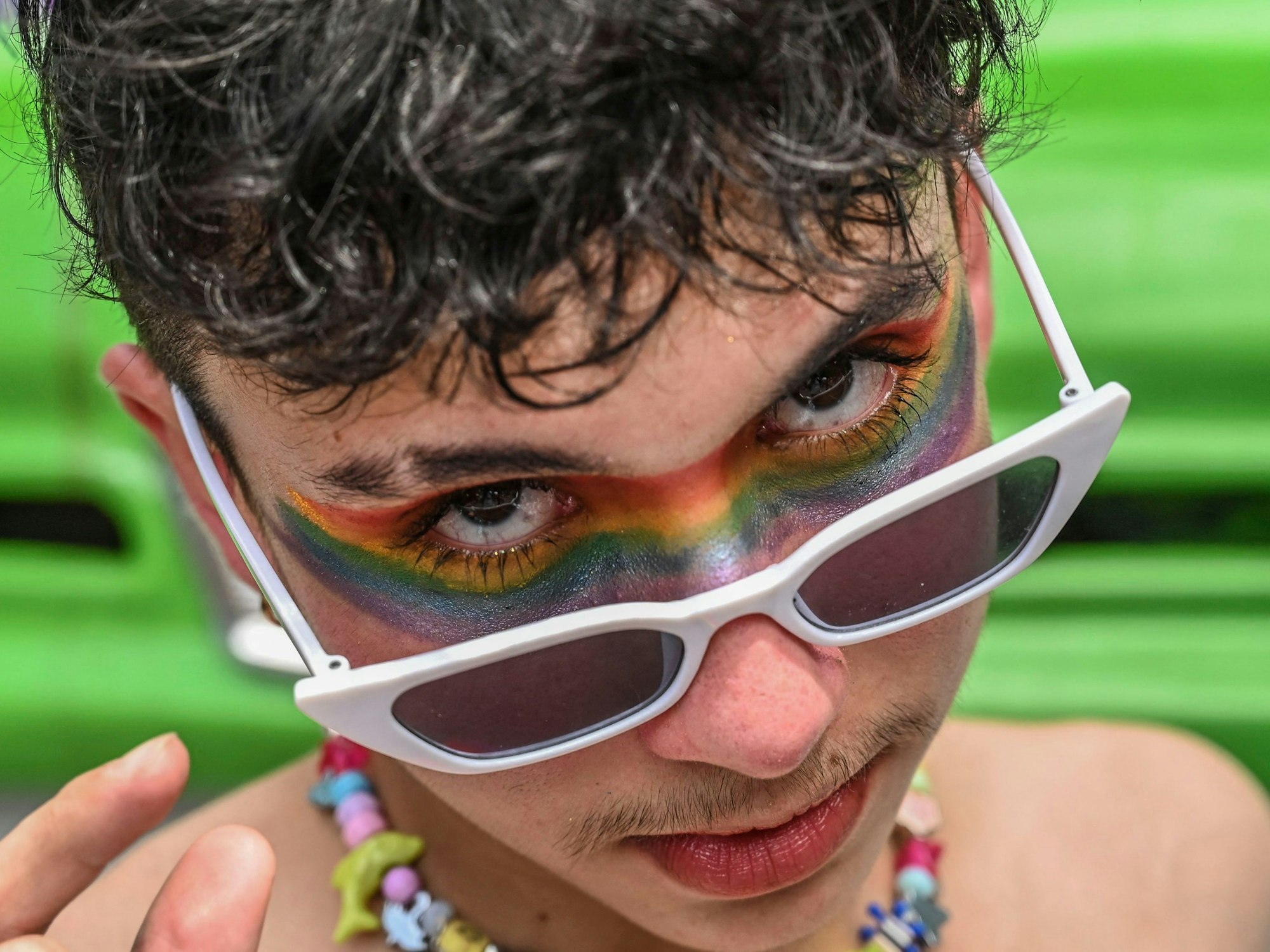 Ein junger Mann posiert während der Pride Parade in Kolumbien