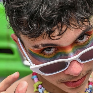 Ein junger Mann posiert während der Pride Parade in Kolumbien