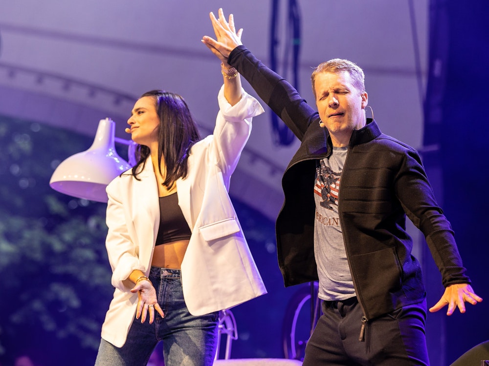Comedian Oliver Pocher und seine Frau Amira Pocher traten am 3. Juni 2021 mit ihrem Programm „Die Pochers“ auf der Gilde Parkbühne in Hannover auf.