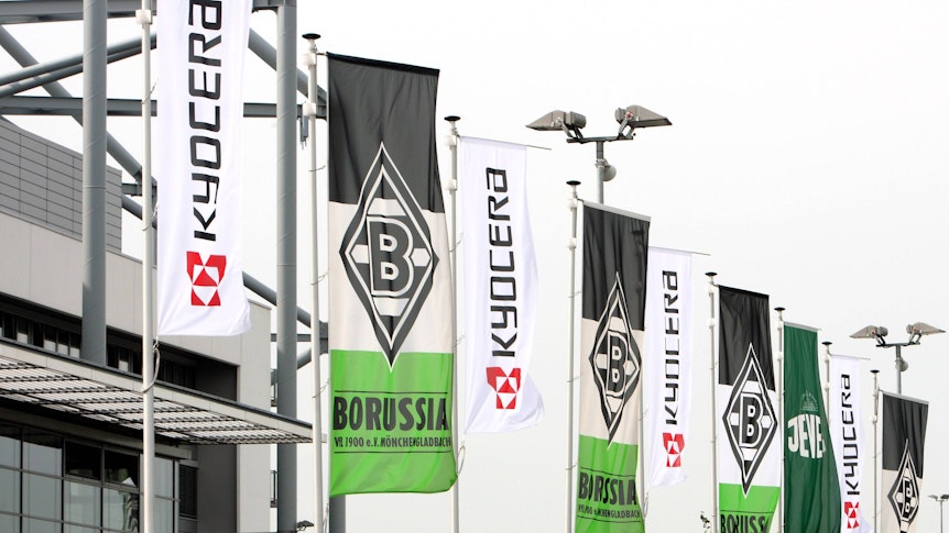 Borussia Mönchengladbach arbeitet wieder enger mit dem Unternehmen „Kyocera“ zusammen. Das hat der Klub am Montag (11. Juli 2022) offiziell gemacht. Dieses Foto stammt vom 19. Juli 2007. Zu sehen sind Fahnen von Borussia Mönchengladbach und Kyocera im Borussia-Park.