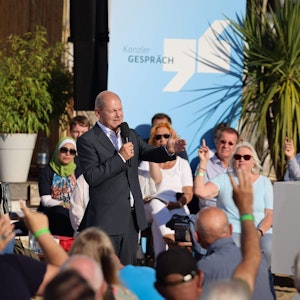 Bundeskanzler Olaf Scholz stellte sich am Montag (11. Juli 2022) beim Dialog mit ausgewählten Bürgern und Bürgerinnen im Strandsalon an der Trave in Lübeck den Fragen.