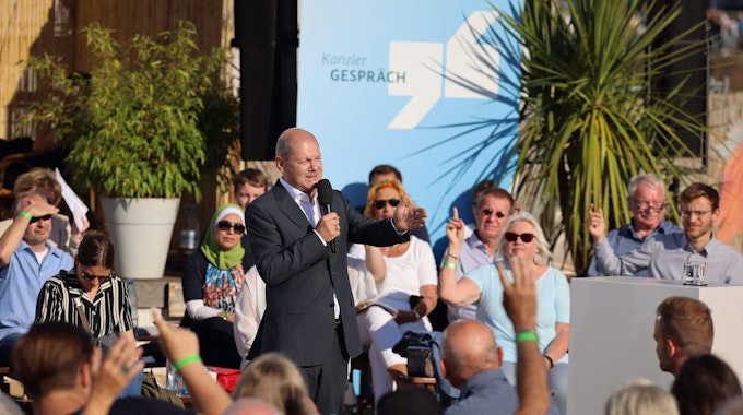 Bundeskanzler Olaf Scholz stellte sich am Montag (11. Juli 2022) beim Dialog mit ausgewählten Bürgern und Bürgerinnen im Strandsalon an der Trave in Lübeck den Fragen.