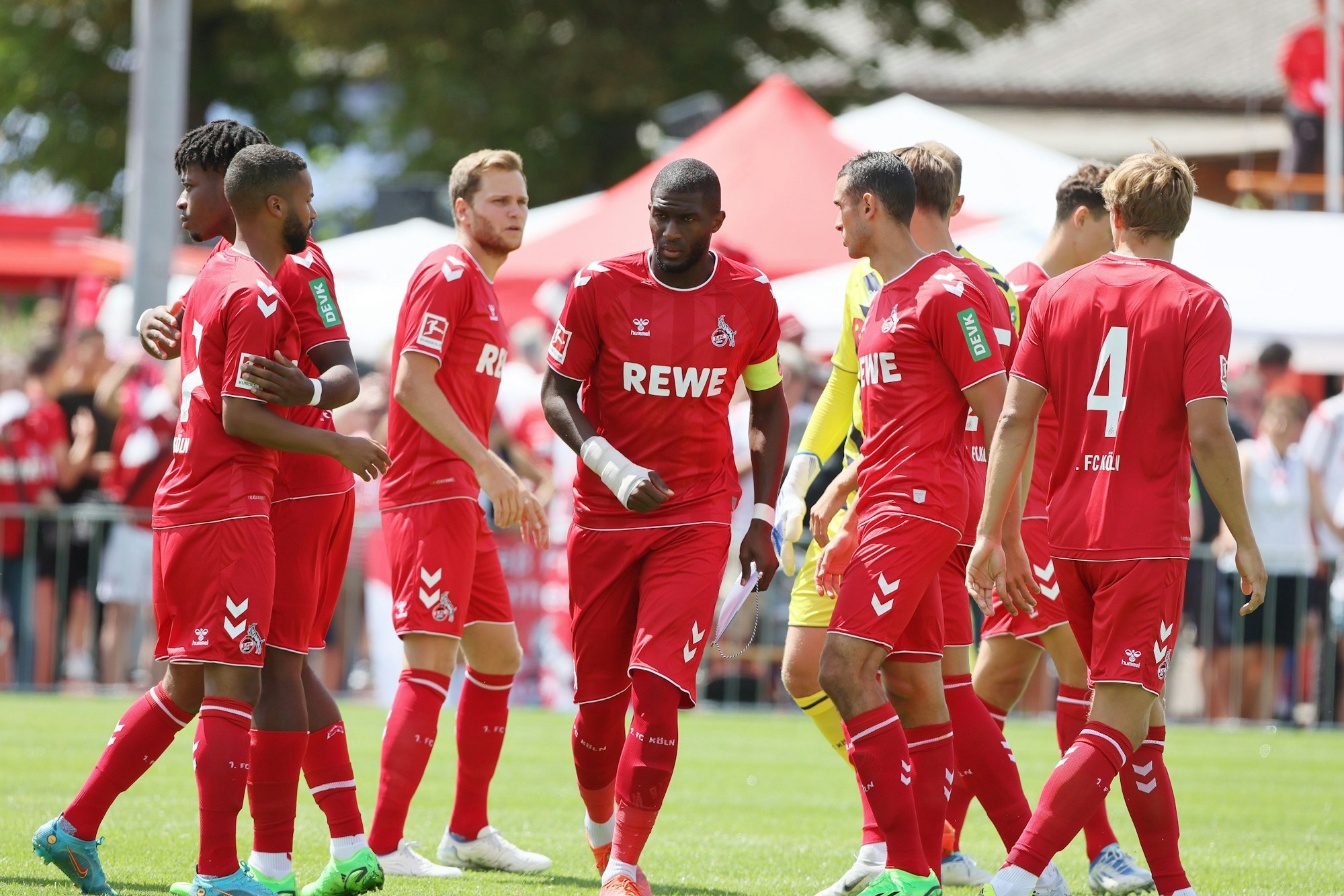 Einige Profis 1. FC Köln versammeln sich beim Testspiel gegen den Grasshopper Club Zürich.