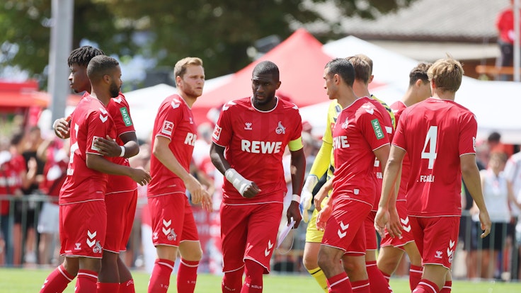 Einige Profis 1. FC Köln versammeln sich beim Testspiel gegen den Grasshopper Club Zürich.