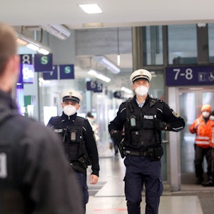 Beamte der Bundespolizei laufen im Bahnhofsgebäude von Bochum Streife.