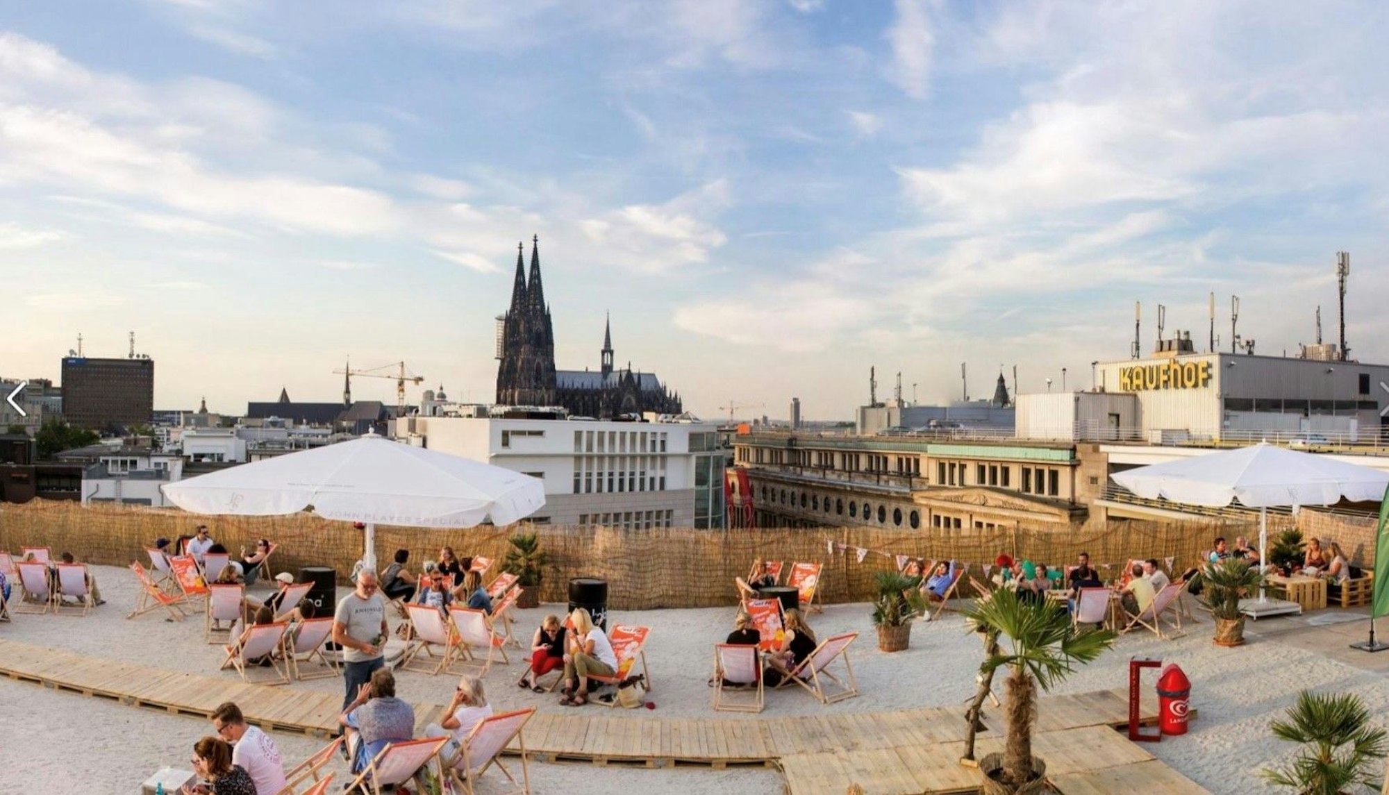 Blick auf den Dom von der Sonnenschein-Etage über den Dächern Kölns