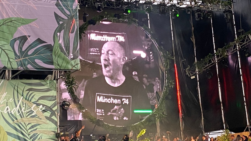 Paul Kalkbrenner trug bei seinem Auftritt auf dem Origen Festival auf Mallorca am 10. Juli ein T-Shirt mit der Aufschrift „München '74“.