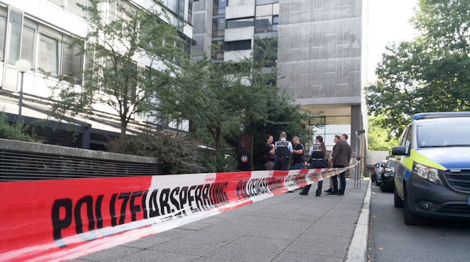 Im Untergeschoss dieses Gebäudes entdeckte die Stuttgarter Polizei am Montag (11. Juli) die Leichen von zwei Männern. Zuvor war bereits eine tote Frau in einem Parkhaus aufgefunden worden.