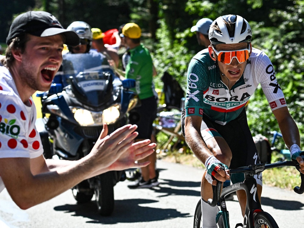 Lennard Kämna bei der Tour de France auf dem Rennrad in Aktion.