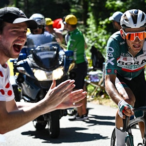 Lennard Kämna bei der Tour de France auf dem Rennrad in Aktion.