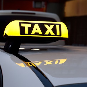 Die Polizei Köln stoppte einen betrunkenen Taxifahrer in Köln-Deutz stoppen. Dieses Symbolbild stammt vom 16. März 2022.