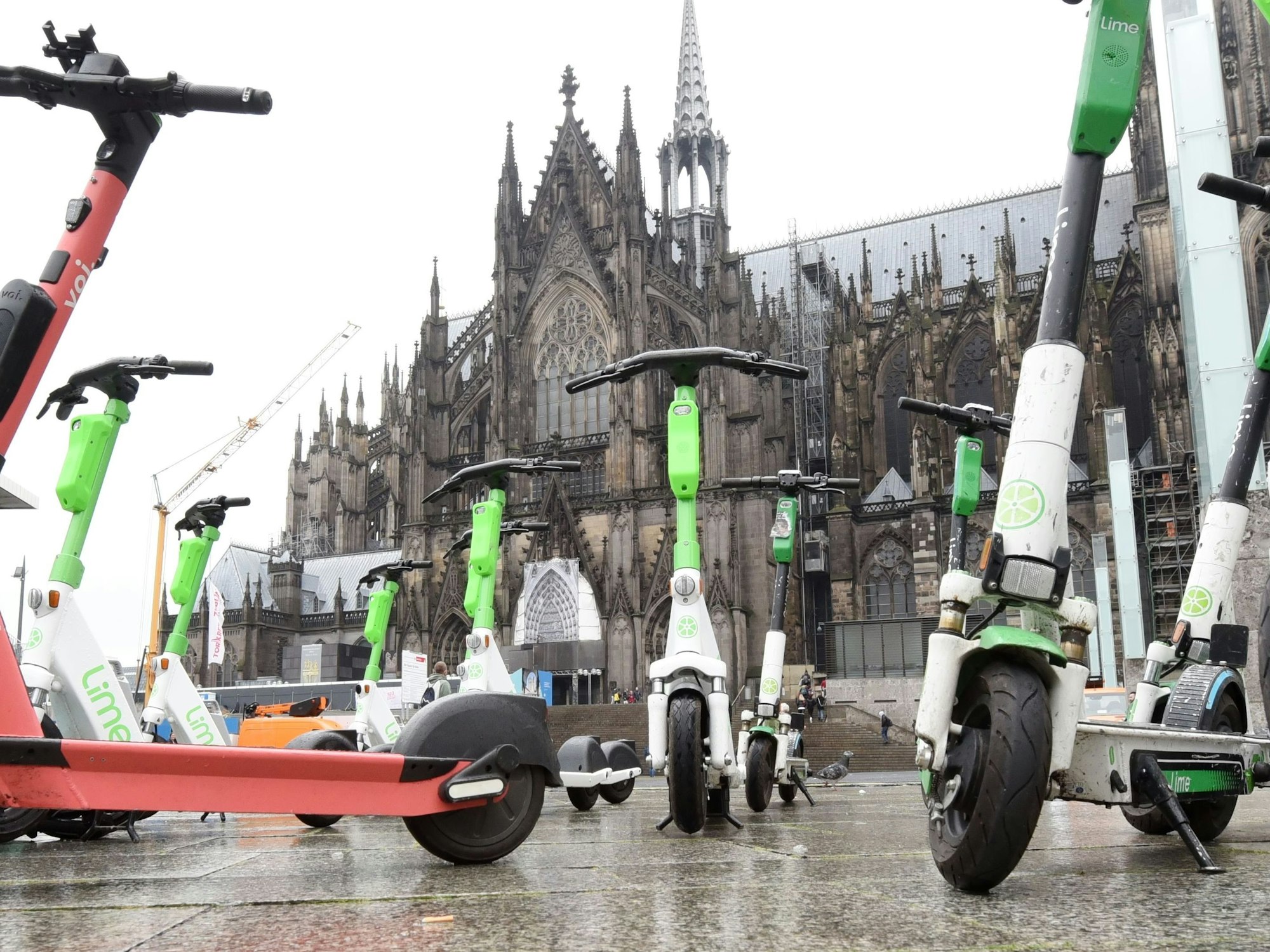 Elektroroller stehen auf dem Bahnhofsvorplatz in Köln.