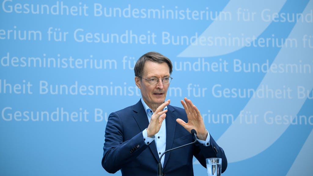 Karl Lauterbach gibt am 8. Juli 2022 in Berlin eine Pressekonferenz.