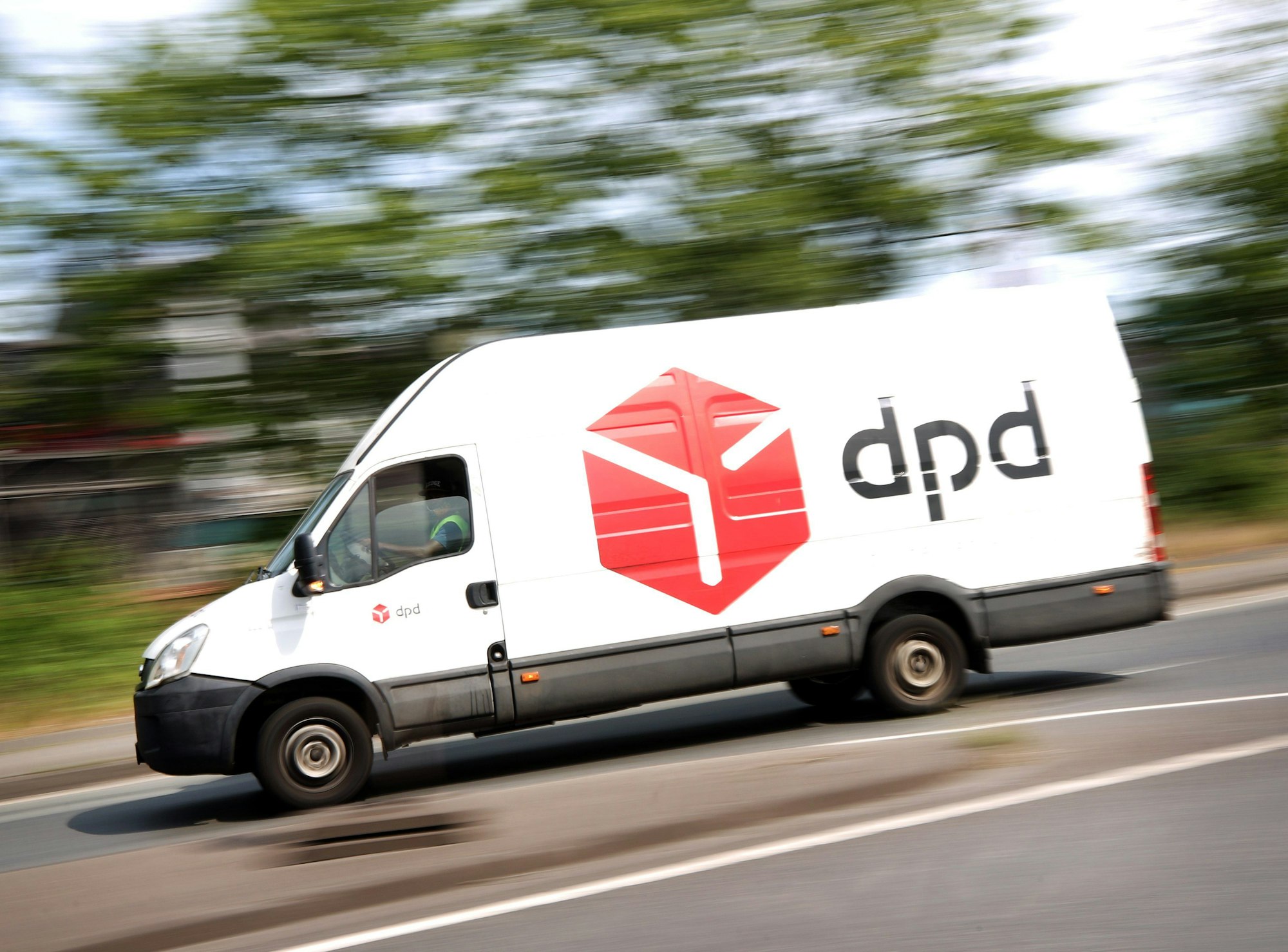 Ein DPD-Pakettransporter fährt auf einer Straße. (Juni 2020)