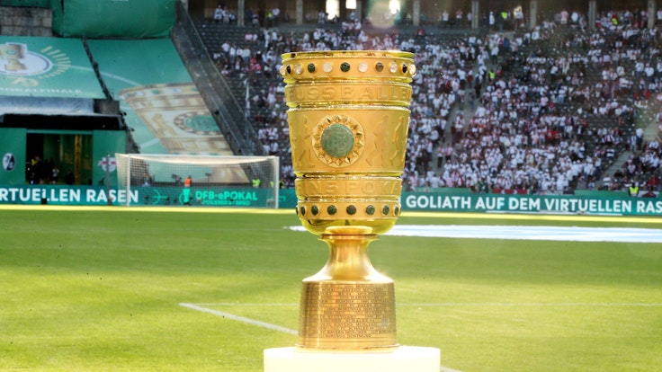 Der DFB-Pokal vor dem Finale in Berlin auf einem Podest.