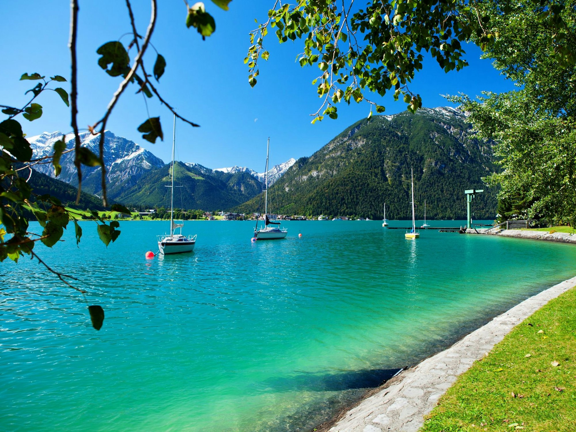 Einer der bekanntesten und schönsten Seen in Österreich ist der Achensee.