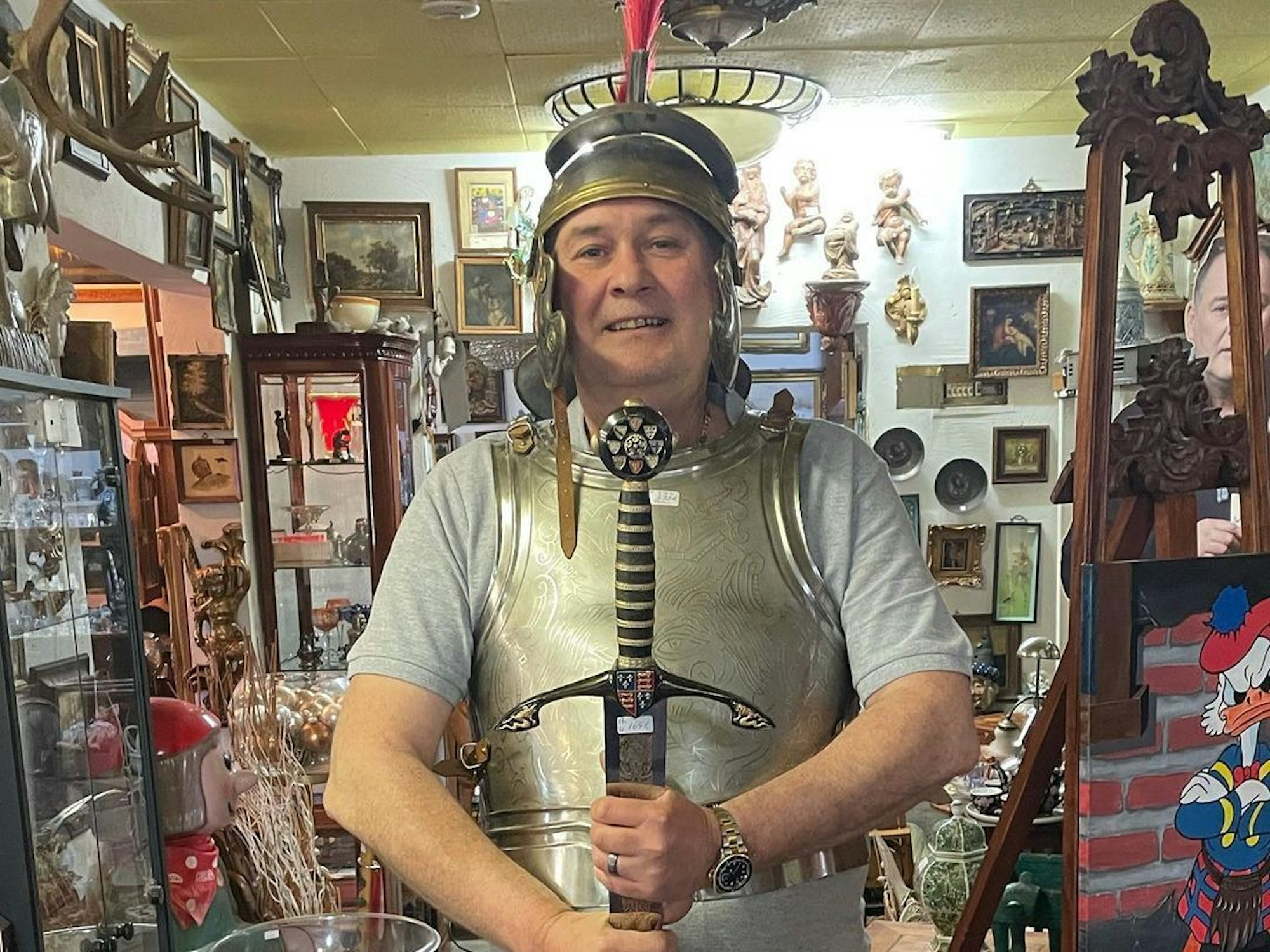 Walter Lehnertz, hier auf einem Instagram-Bild vom März 2022, mit einer Rüstung verkleidet.